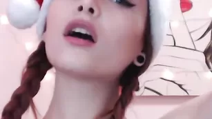 Красотка LeonZI дрочит анал и лижет пальчики