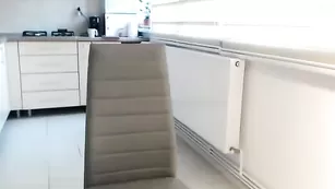 Сексуальная куколка Hotaliesia69 трахает пизду фаллосом