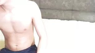 Симпатичная краля HotTeens18 сосет хуй парня