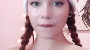 Снегурочка LeonZI занялась анальным фистингом