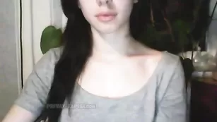 Красивая девочка omglove00 ласкает бритую пизду