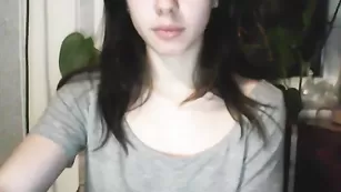 Красивая девочка omglove00 ласкает бритую пизду