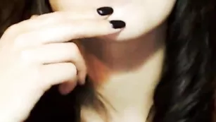 Ласковая пассия LisaSierra облизывает пальчики