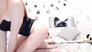 Рыженькая курва Leonzi дрочит письку вибратором