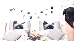 Рыженькая курва Leonzi дрочит письку вибратором