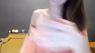 Великолепная крошка Loloannet ласкает упругие сиськи