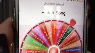 Горячая курва Yveline облизывает секс игрушку