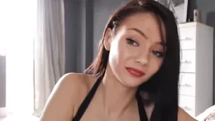 Горячая курва Yveline облизывает секс игрушку