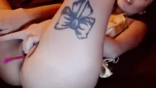 Шлюшка в тату seksi- развлекается с вибратором