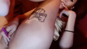 Шлюшка в тату seksi- развлекается с вибратором