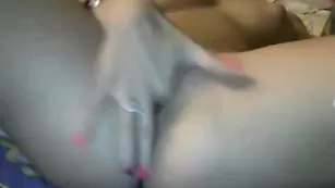 Игривая девочка miskisa трахает пизду пальчиком