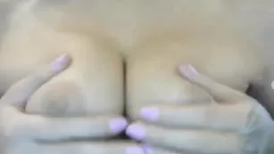 Белокурая шалава miskisa мнет красивые сиськи