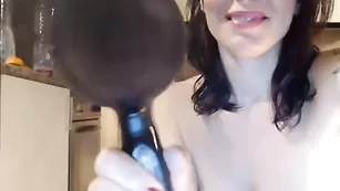 Прелестная чертовка Sexydevilxx жестко долбит анус