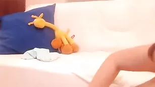 Сексуальная девочка Kaktyc- ласкает половые губки