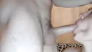 Строптивая краля loveboygirl делает сочный минет