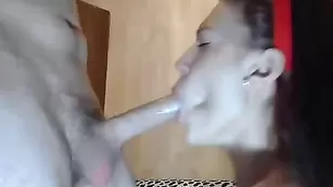 Строптивая краля loveboygirl делает сочный минет