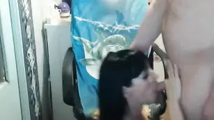 Брюнеточка отсасывает член хахалю twocatty