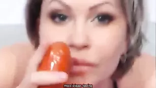 Зрелая шлендра LyalyaX трахнула анал фаллосом