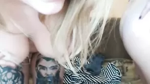 Голые сучки Twosluts ласкают большие сиськи