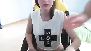 Самка хорошенько отсасывает хуй Pepsi_pussy