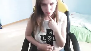 Самка хорошенько отсасывает хуй Pepsi_pussy