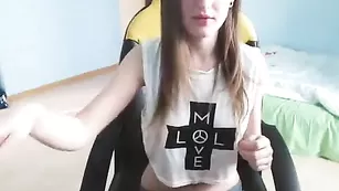 Самка хорошенько отсасывает хуй Pepsi_pussy