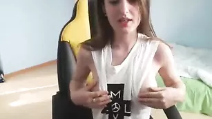 Самка хорошенько отсасывает хуй Pepsi_pussy