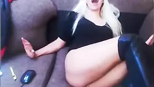 Блаженная сучка Aslutmilf ебется с вибратором