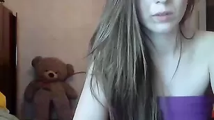 Юные лесбиянки обнажаются на камеру