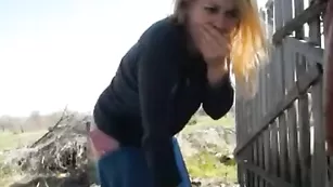 Распутная самка squirtbabyy дрочит пизду на улице