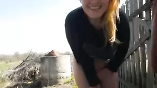 Распутная самка squirtbabyy дрочит пизду на улице