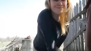 Распутная самка squirtbabyy дрочит пизду на улице