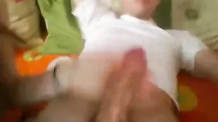 Молодая сучка maumau_97 сосет пенис