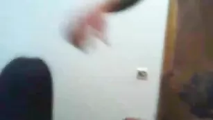 Смазливая баба Unfase666 трахается стоя раком