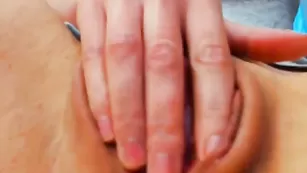 Сексуальная пассия madeinrai ласкает бритые дырочки