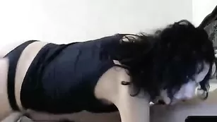 Пошлая малышка WOWPOREVO отсасывает хуй