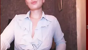 Деловая цыпочка Infinity2000 сует бусы в зад