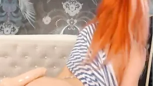 Рыжая шмара Britanny_B дрочит очко секс машиной