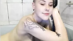 Татуированная брюнетка Budfairy купается в ванне