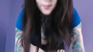 Татуированная шалава Harliequnnx трахает анал фаллосом