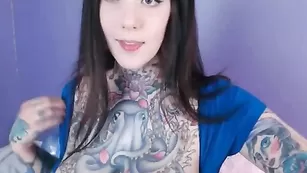 Татуированная шалава Harliequnnx трахает анал фаллосом