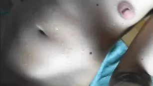 Худая путана позирует голенькая во фри