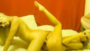 Распутная блондинка sexytigress ебет подружку самотыком