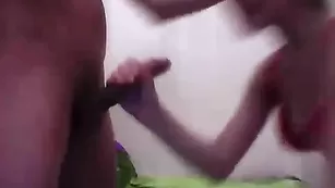 Пылкая шкура WeAreNiceDuet отсасывает хуй