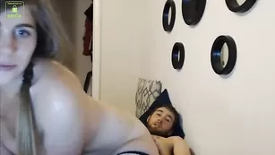 Шлюшка в чулках Mckenziecam трахается с парнем