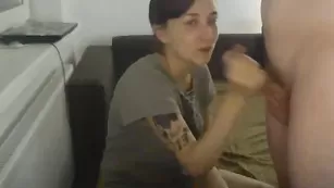 Милая цыпочка дрочит парню член SexyTeenss