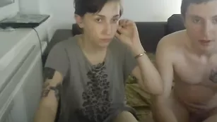 Милая цыпочка дрочит парню член SexyTeenss