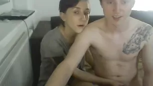 Милая цыпочка дрочит парню член SexyTeenss