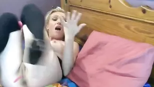 Грудастая блудница intheroomoffaith развлекается с секс игрушкой