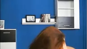 Застенчивая прелесть обнажает свои прелести